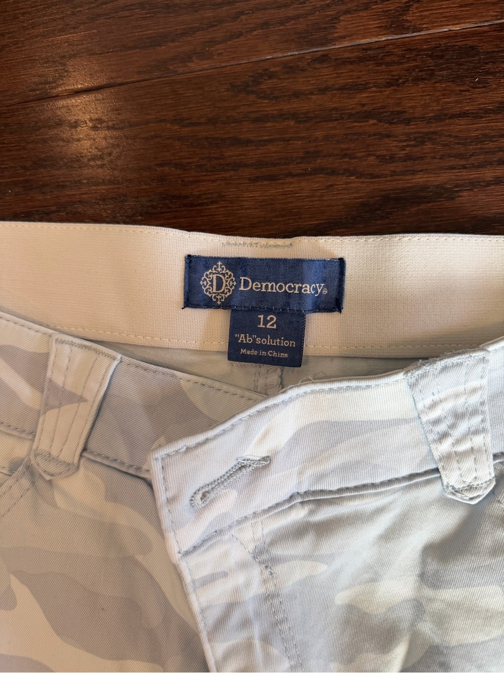 Democracy women’s Pale Blue Camo Flat Front Shorts, Size 12 - Picture 2 of 6